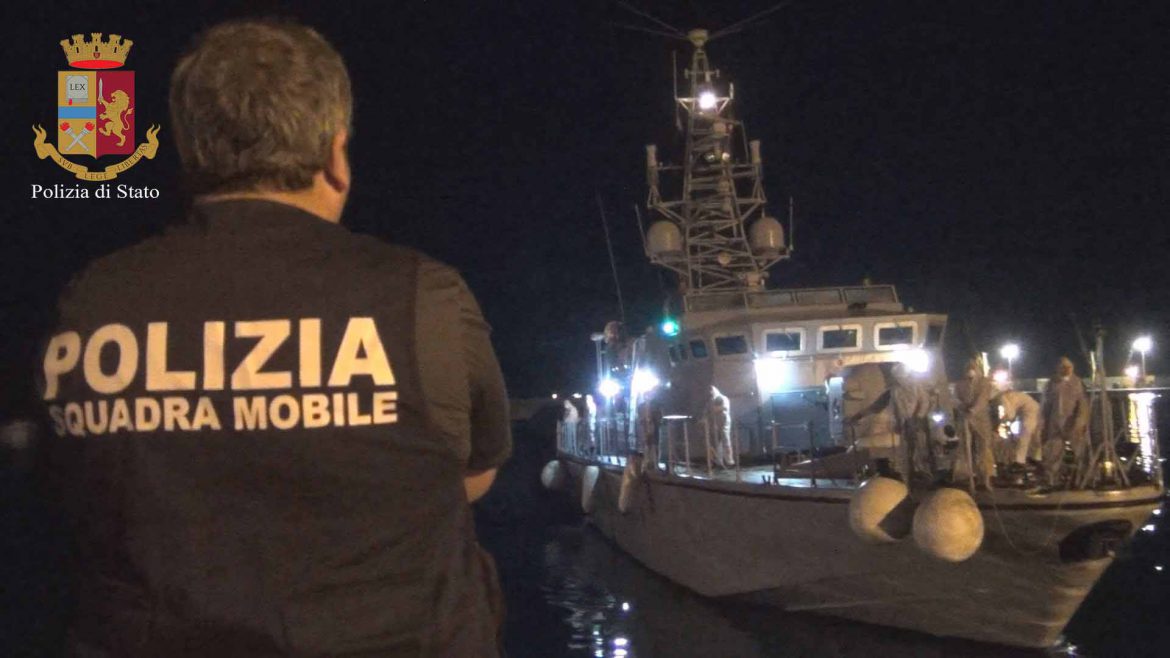 La Polizia di Stato  di Ragusa sottopone a fermo uno scafista tunisino.