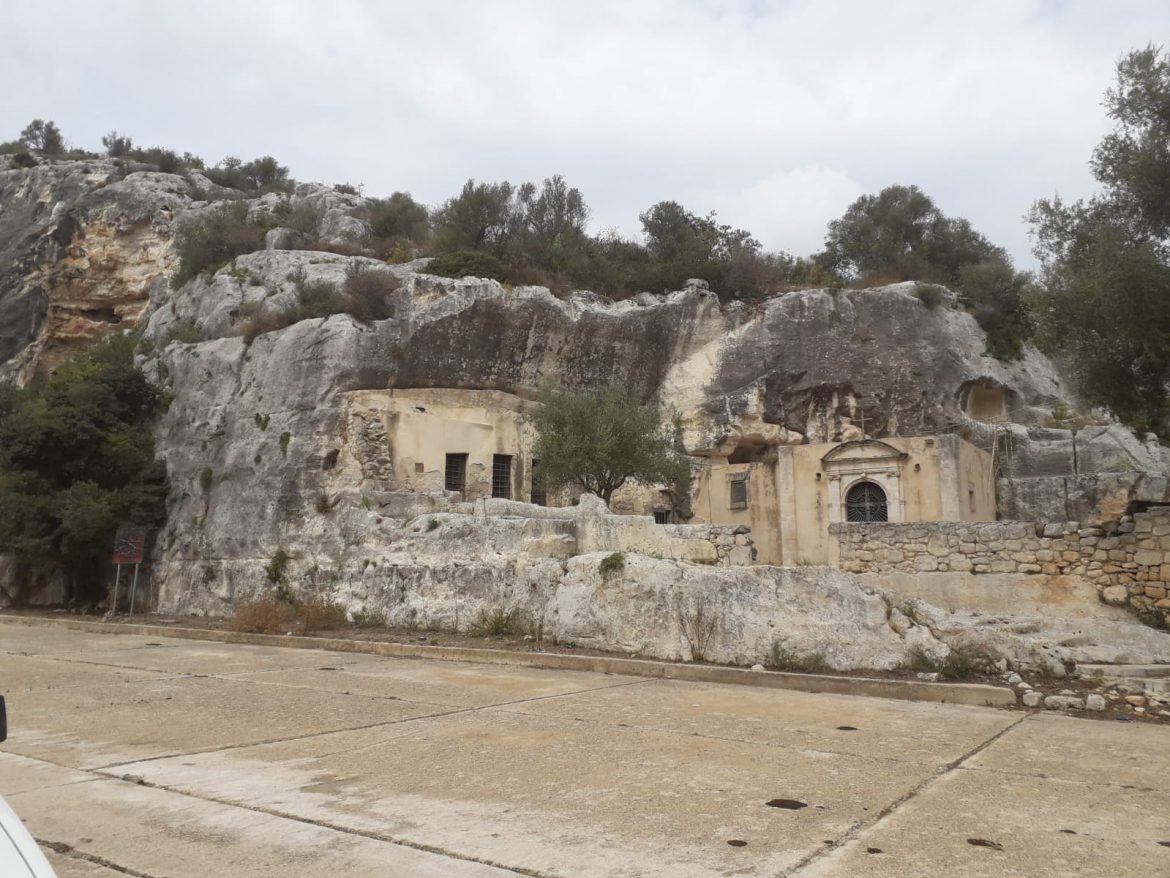 ROSOLINI – “Che fine ha fatto il finanziamento di 3 milioni e 700 mila euro della  Protezione civile destinato all’Eremo di Croce Santa ?”Lo chiede  il leader del Movimento ‘Giovani Rosolinesi’, Giovanni Spadola.