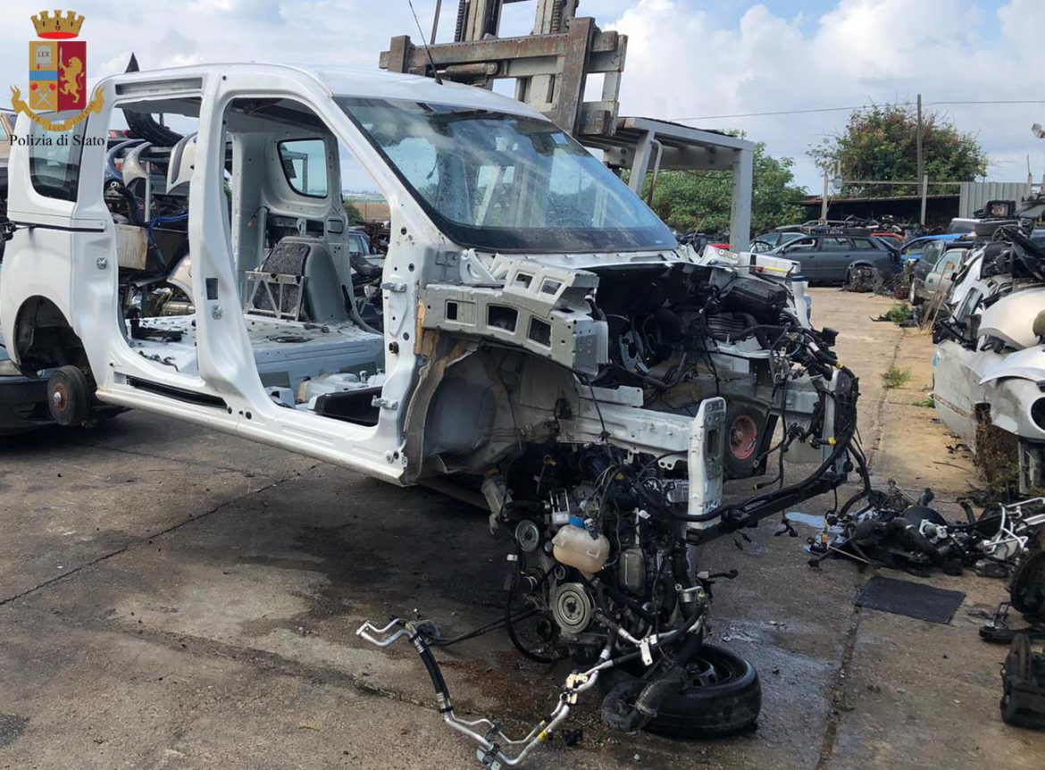 VITTORIA – Sequestrato centro di rottamazione.La Squadra mobile rinviene auto rubate e pezzi di ricambio proventi di furto