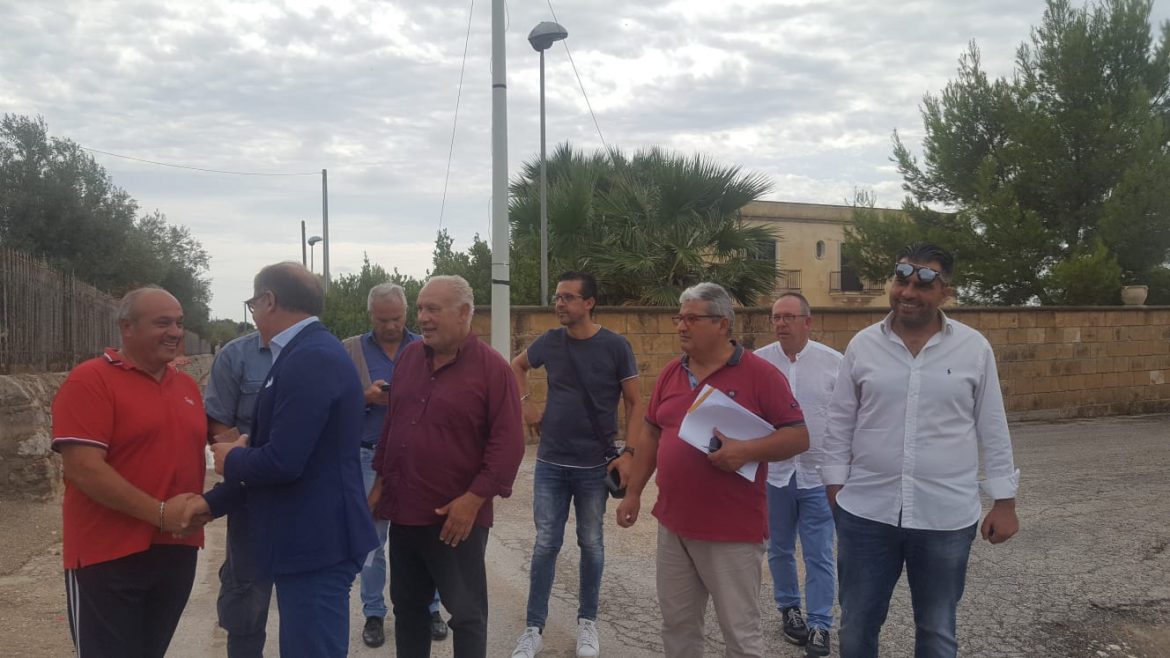 ROSOLINI – Sopralluogo stamattina sulla rotatoria di c.da cipolla  del dott. Tino Di Rosolini congiuntamente al Sindaco di Noto Bonfanti e commercianti della zona