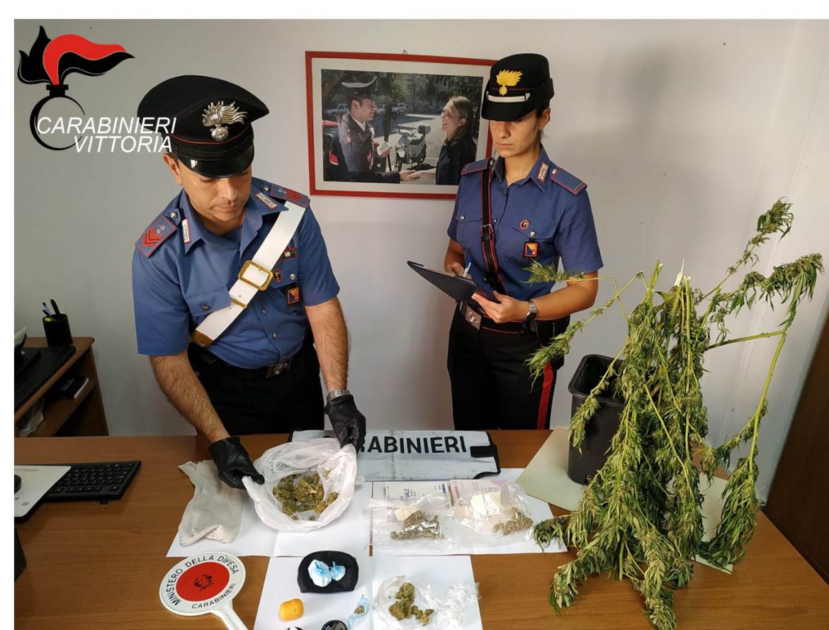 SCOGLITTI –  Nascondeva la droga sul balcone di casa: arrestato pusher 24enne.