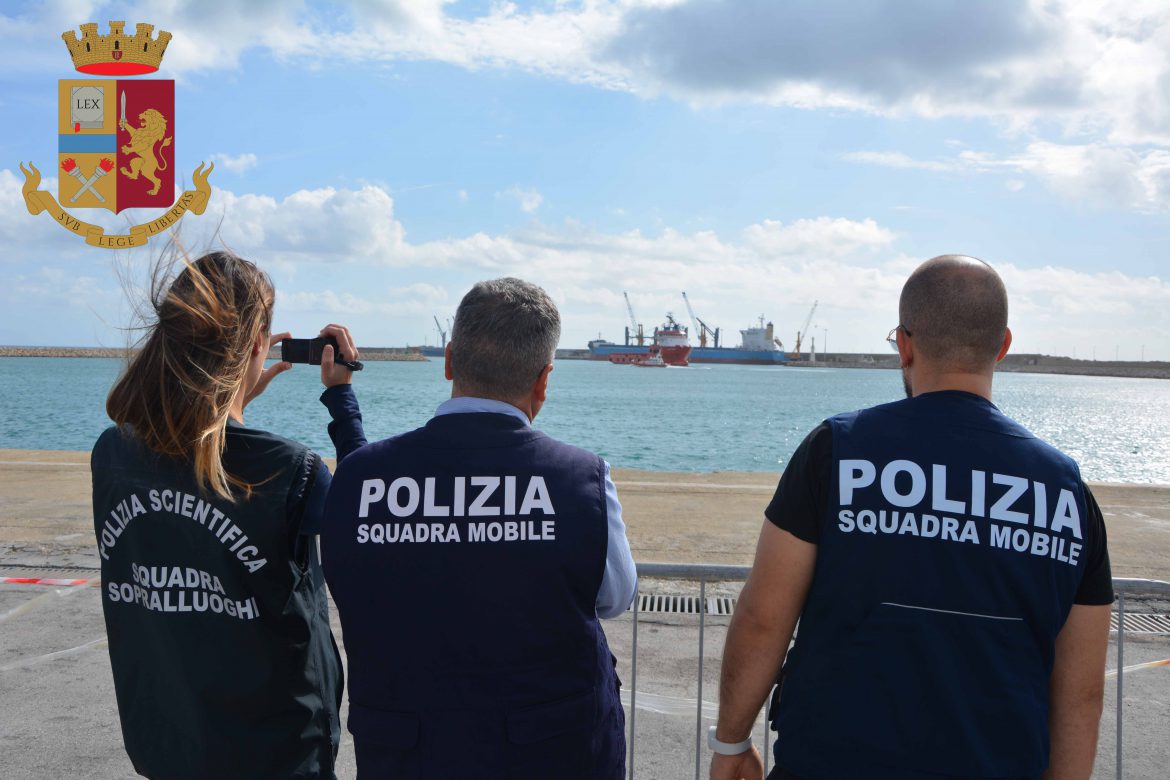 La Polizia sottopone a fermo uno scafista egiziano di 31 anni, indagato per aver favorito l’ingresso irregolare di 151 migranti. 18i fermati (2 minore) nel 2019 a Pozzallo (RG).