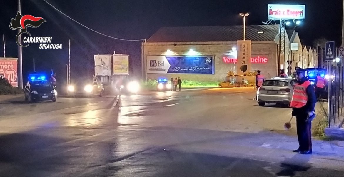 ROSOLINI (SR):      I CARABINIERI ESEGUONO UN SERVIZIO STRAORDINARIO DI CONTROLLO DEL TERRITORIO.