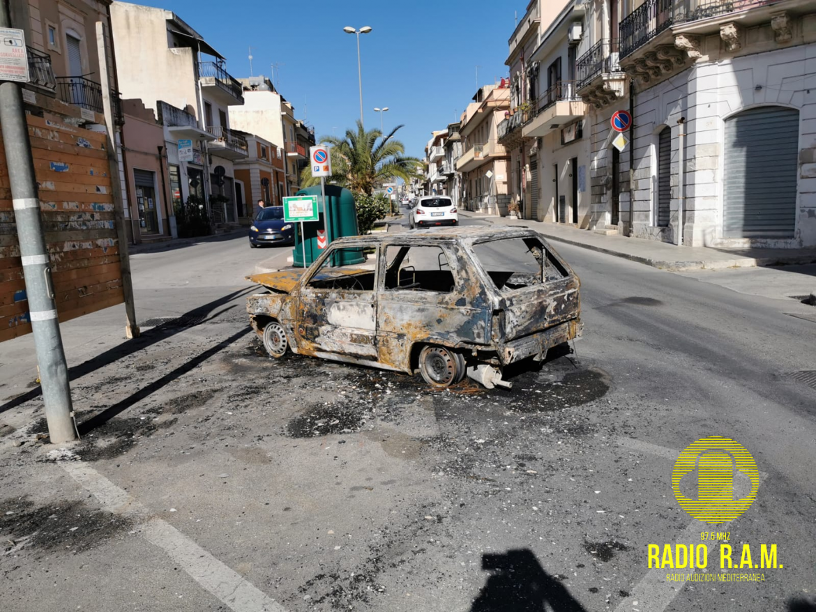 ROSOLINI – Auto in fiamme in via Gonzaga