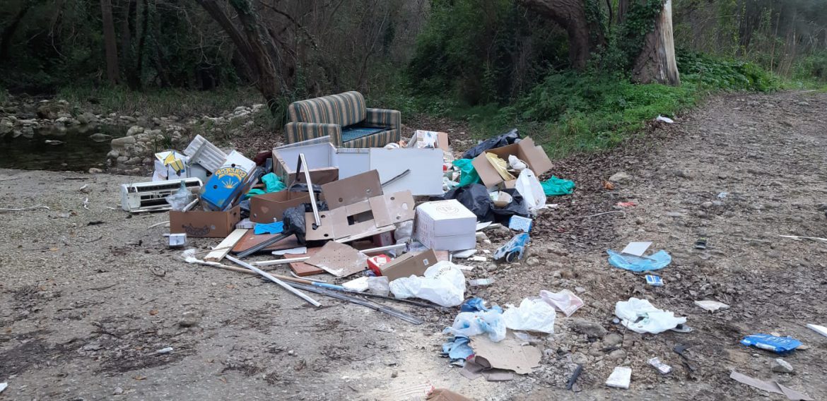 NOTO – RIFIUTI ABBANDONATI: CHI SPORCA, PAGA. DALLA SEGNALAZIONE AL RIPRISTINO