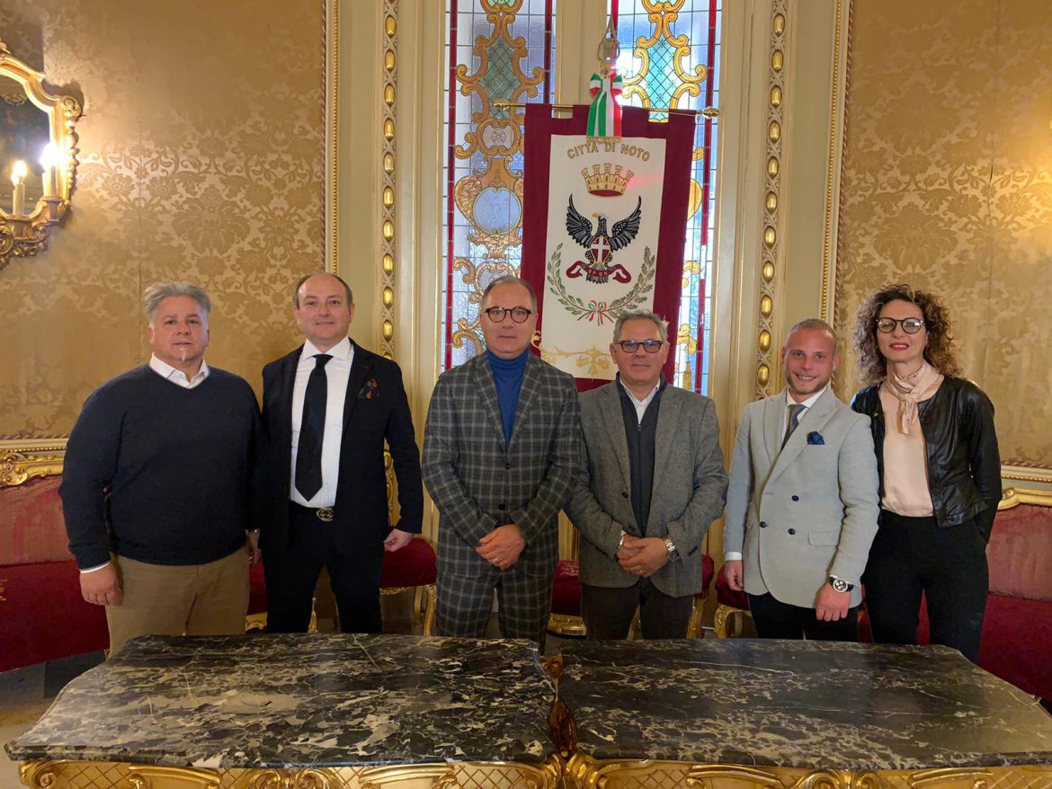 NOTO – HA GIURATO IL NUOVO ASSESSORE VINCENZO SCHEMMARI Si occuperà di Igiene urbana, Urbanistica e Modernizzazione ed efficientamento dei servizi comunali