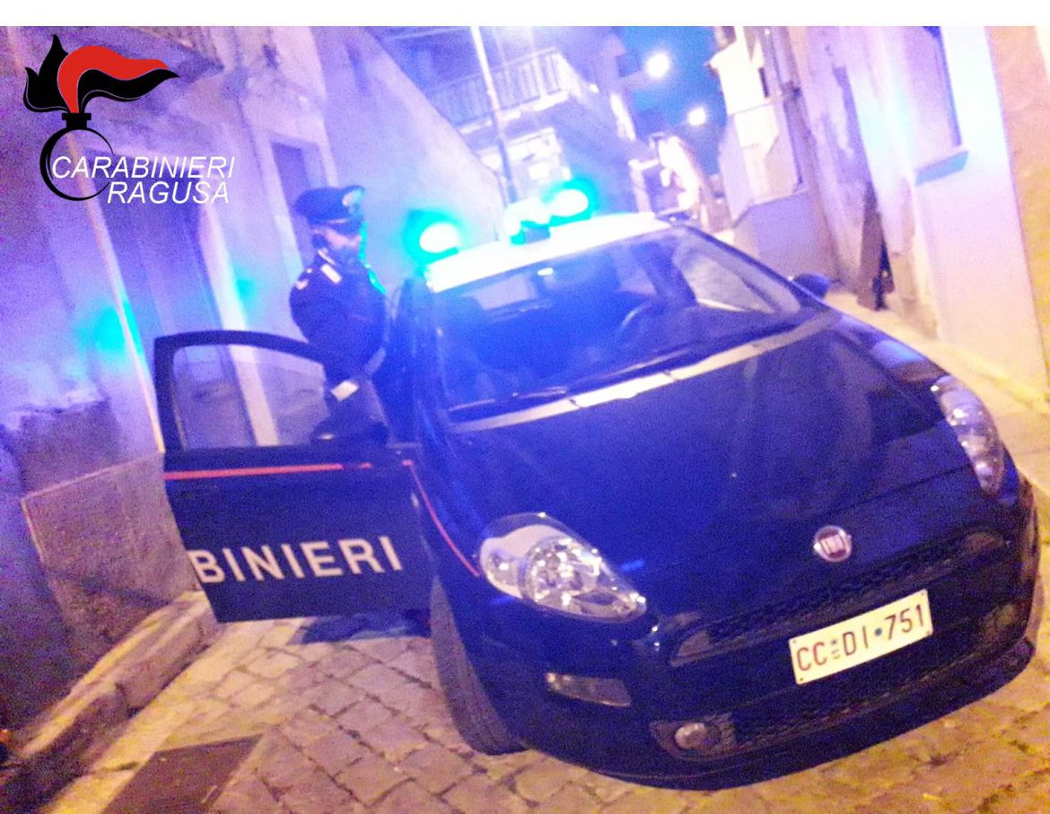 COMISO – EVADE DAGLI ARRESTI DOMICILIARI E MINACCIA LA MOGLIE CON UN COLTELLO: CARABINIERI ARRESTANO UNA PERSONA E DENUNCIANO PER FAVOREGGIAMENTO PERSONALE L’AMICO.