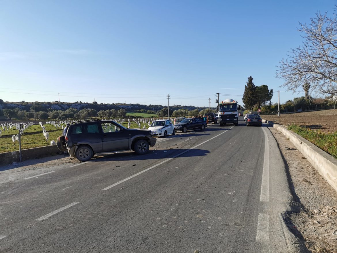 ROSOLINI – Brutto incidente stradale per fortuna senza conseguenze gravi per i conducenti in c.da Stafenna