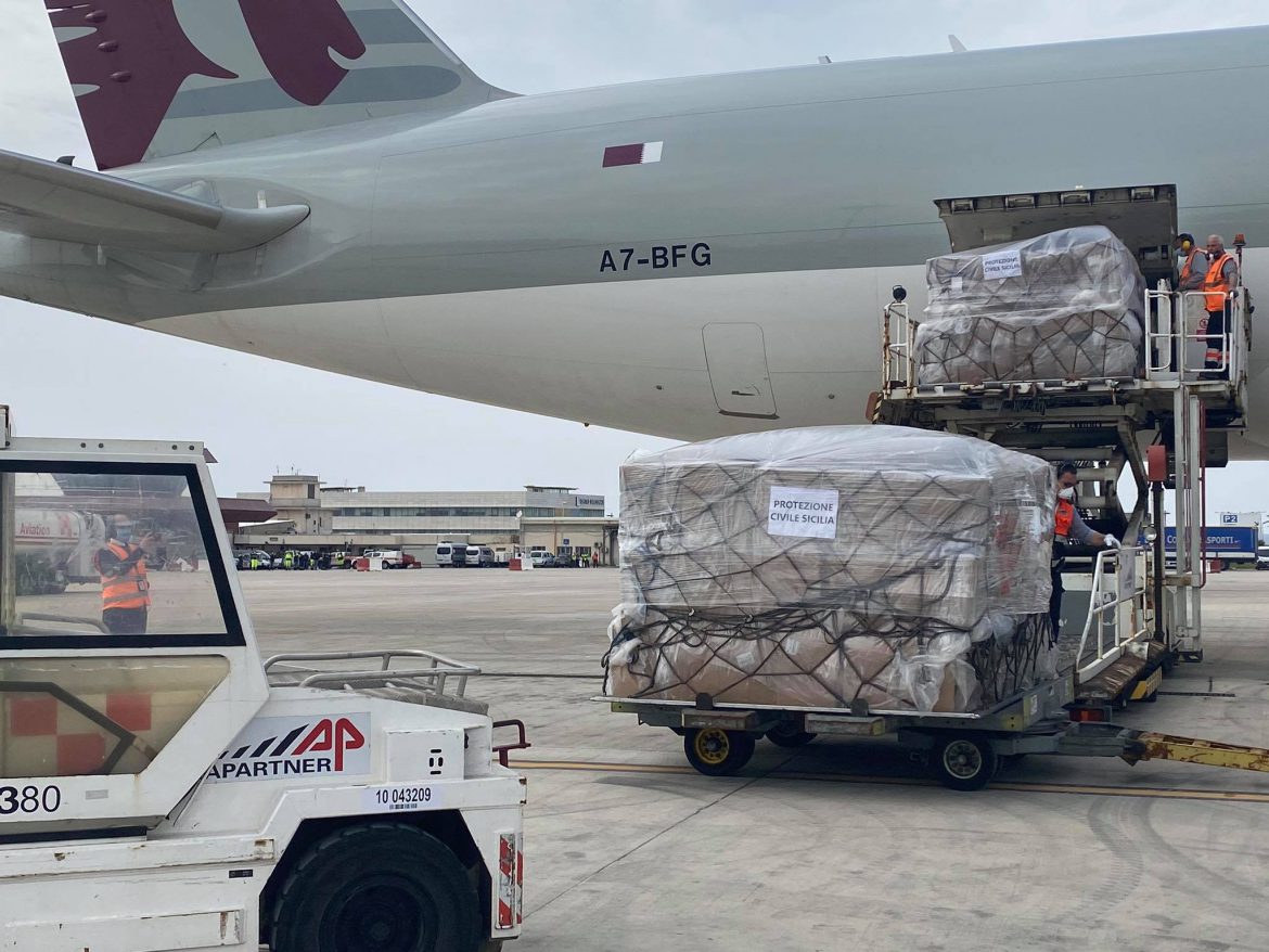 PALERMO – COVID-19, ATTERRATO B777 QATAR CON 56 TONNELLATE DI MATERIALE SANITARIO PER LA SICILIA 
