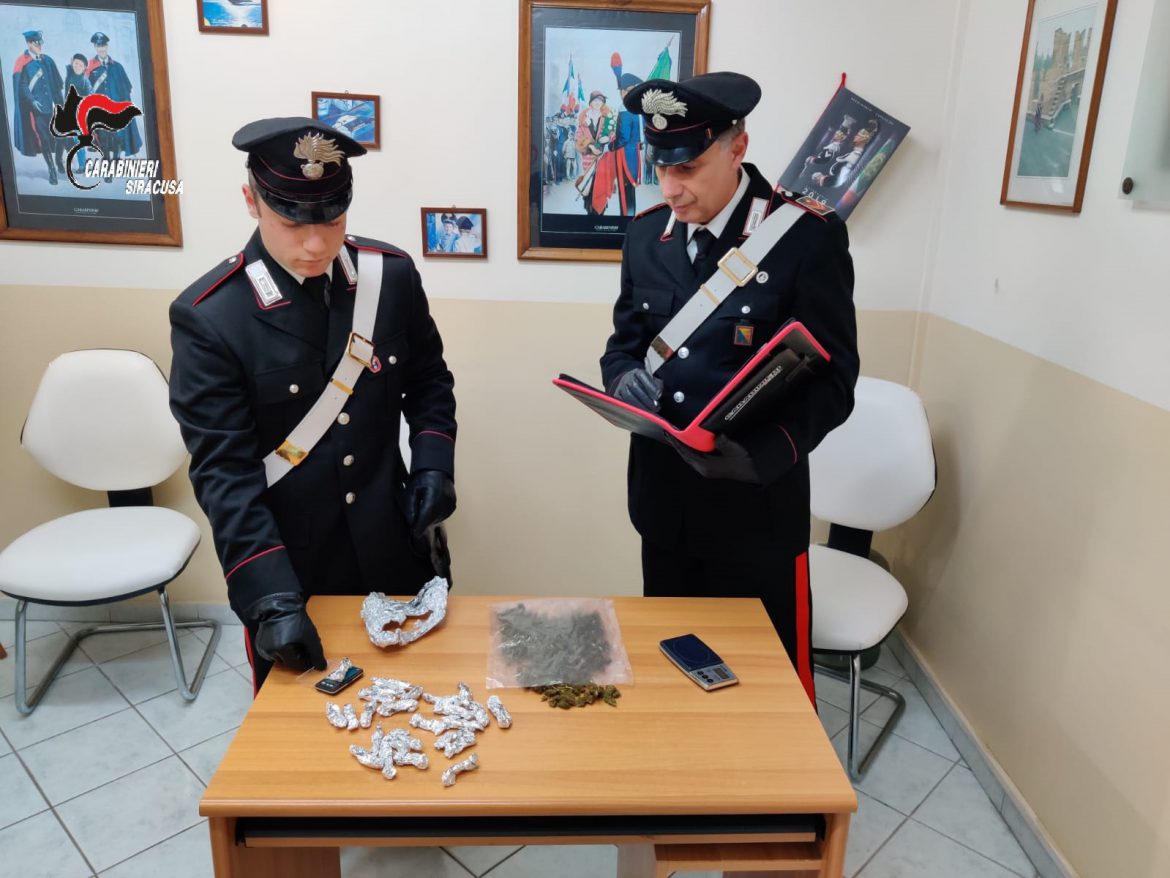 SIRACUSA. TROVATO IN POSSESSO DI 150 GRAMMI DI HASHISH NELL’ABITAZIONE, ARRESTATO DAI CARABINIERI.