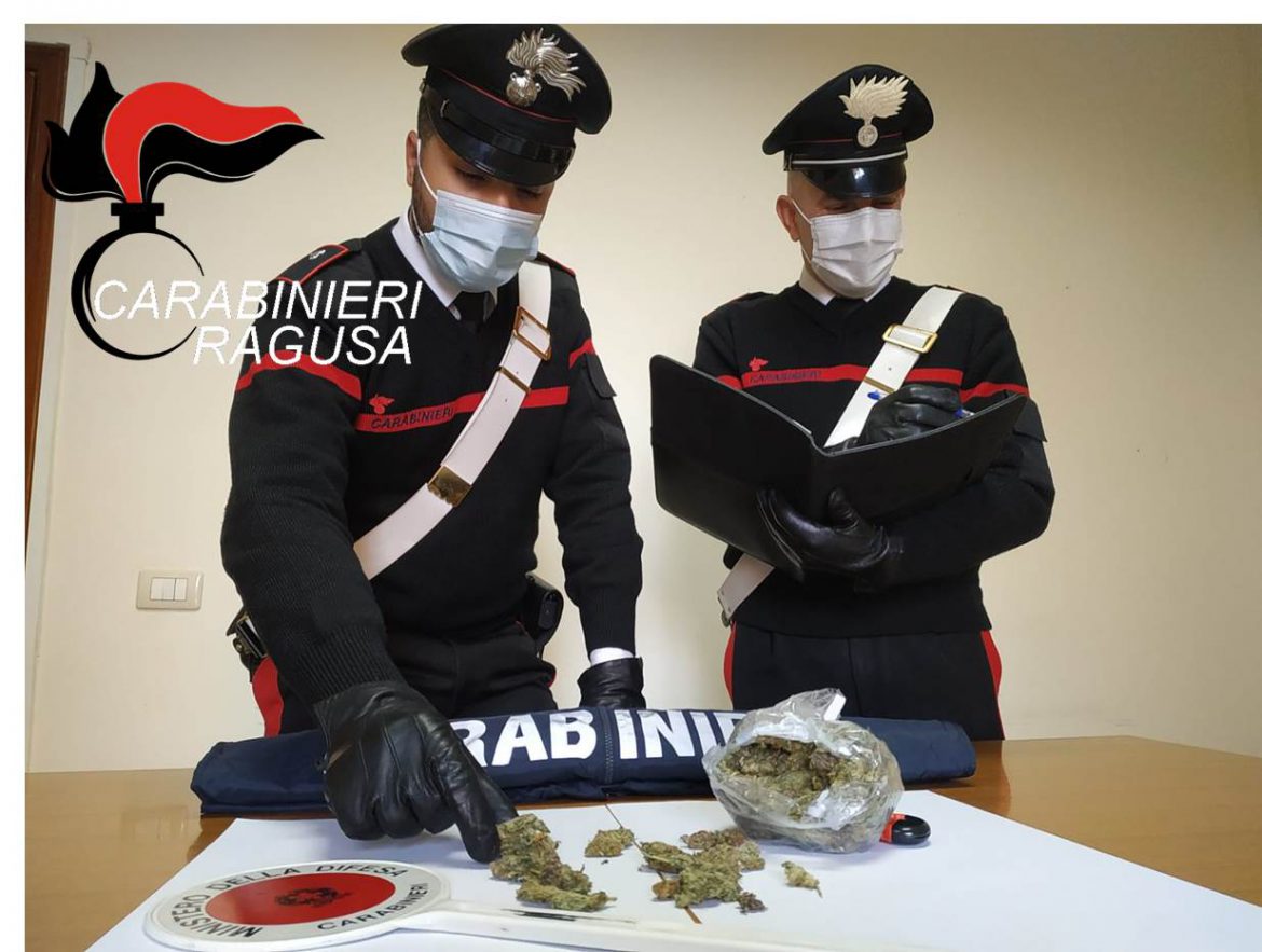VITTORIA –  Spaccio di droga: arrestato un minorenne con un etto di marijuana in casa.