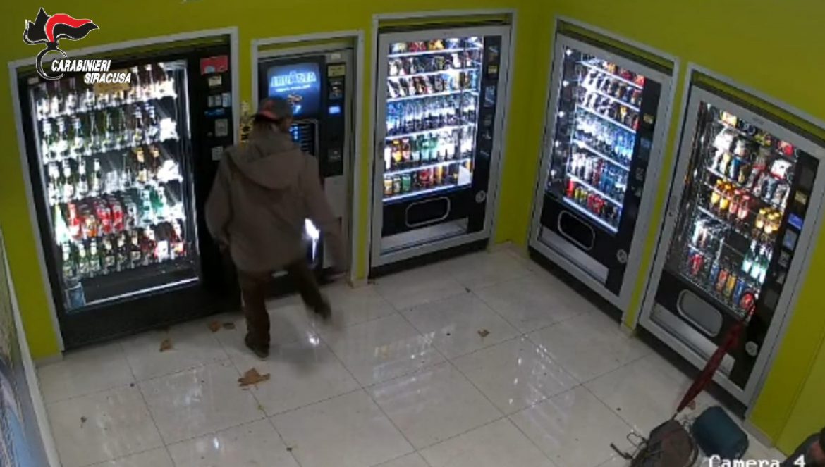 SIRACUSA:  DERUBANO DISTRIBUTORI AUTOMATICI DI BEVANDE. I CARABINIERI DENUNCIANO 2 STRANIERI DELL’EST-EUROPA.