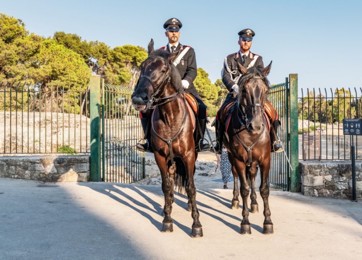 SIRACUSA – CARABINIERI A CAVALLO AL PARCO ARCHEOLOGICO DELLA NEAPOLIS IN OCCASIONE DELLE RAPPRESENTAZIONI CLASSICHE.