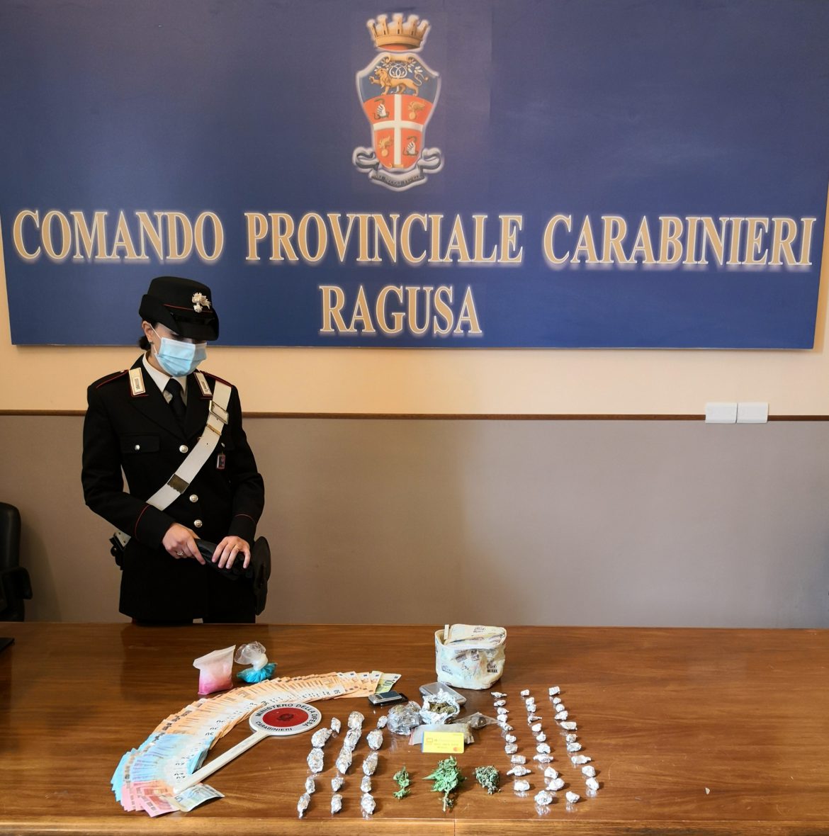 RAGUSA –   Arrotondavano il reddito di cittadinanza spacciando droga