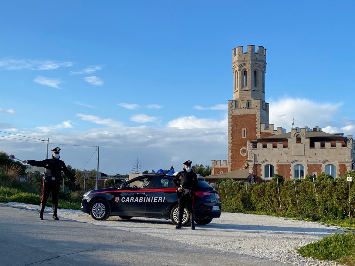 PACHINO (SR). SI ALLONTANA DA CASA NONOSTANTE FOSSE AGLI ARRESTI DOMICILIARI. SORPRESO IN STRADA DAI CARABINIERI.