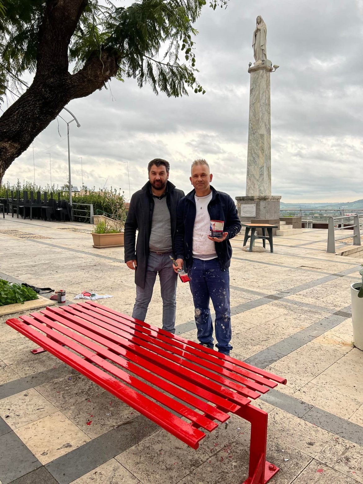 Rosolini – Ripitturata e rimessa a nuovo la panchina rossa della passeggiata comunale grazie all’artigiano locale Giampiero Calì