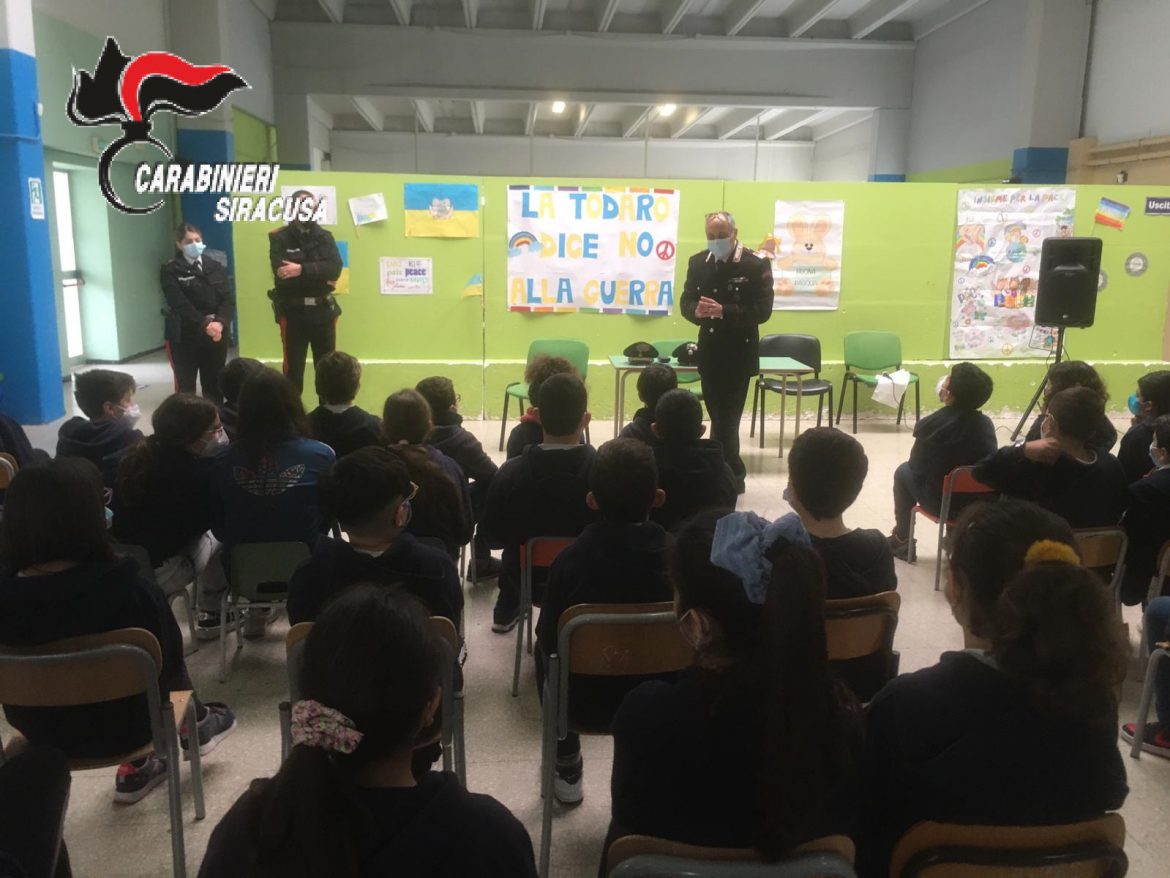 FERLA (SR).  I CARABINIERI INCONTRANO GLI STUDENTI DELL’ISTITUTO COMPRENSIVO “VALLE DELL’ANAPO”. 
