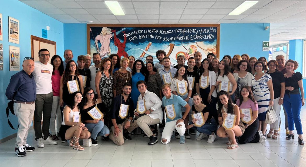 Rosolini – All’Istituto Superiore “Archimede”, premiati i Centisti della Maturità 2022  La DS Cirmena: “Un encomio al talento, all’impegno, al merito”