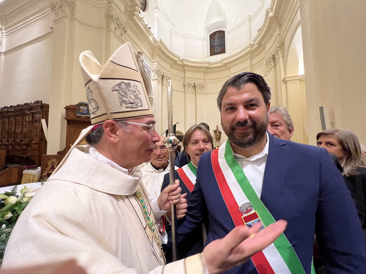 ROSOLINI – IL SINDACO GIOVANNI SPADOLA PARTECIPA A NOTO ALL’ORDINAZIONE DI MONSIGNOR ANGELO GIURDANELLA NUOVO VESCOVO DI MAZARA