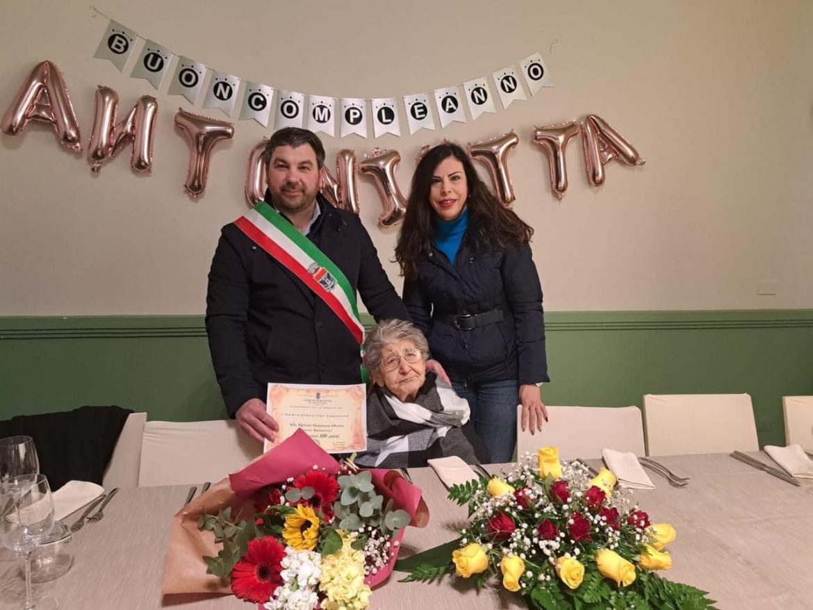 FESTEGGIATI A ROSOLINI I 100 ANNI DI NONNA ‘ANTONIETTA’ IL SINDACO LE DONA LA PERGAMENA RICORDO