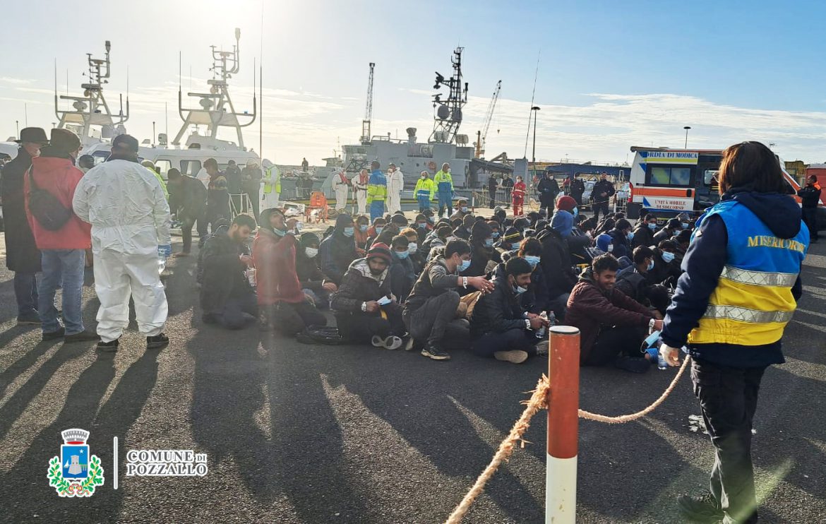 APPRODA NEL PORTO DI POZZALLO UN BARCONE CON 300 MIGRANTI SOCCORSI A 35 MIGLIA DELLA COSTA.