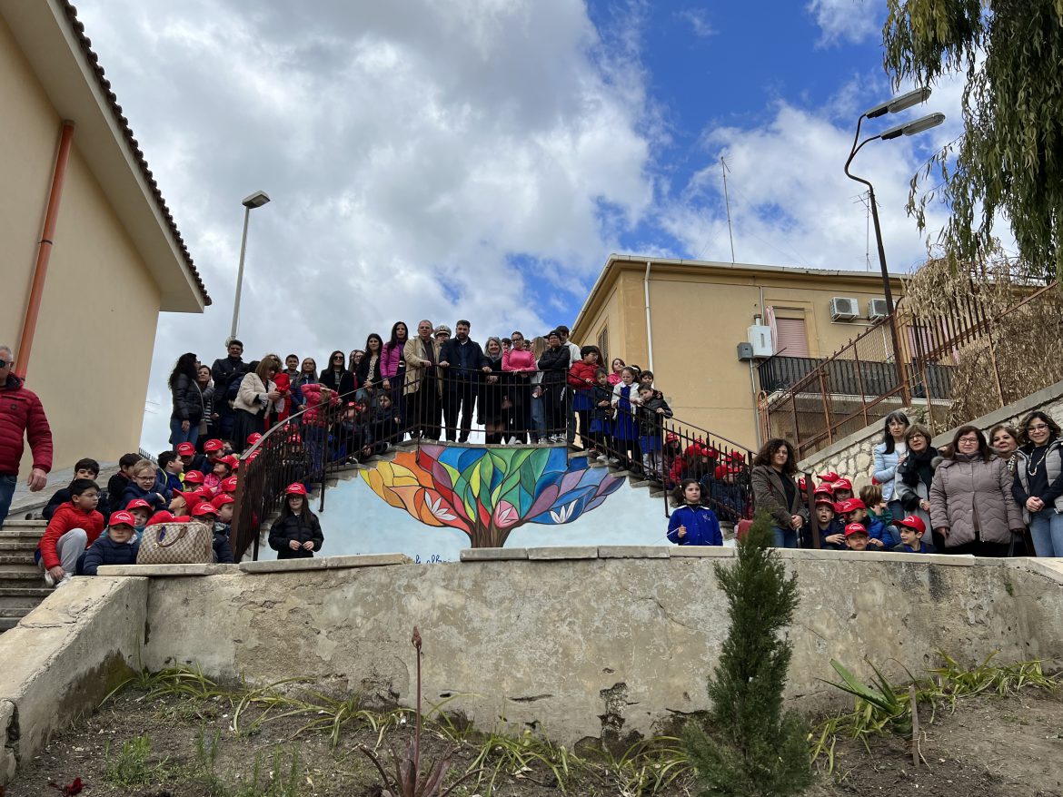 ROSOLINI – Presentato alla città il murales, realizzato da insegnanti e alunni dell’I.C. “S.Alessandra” in collaborazione con L ‘I.S. “P.Calleri “
