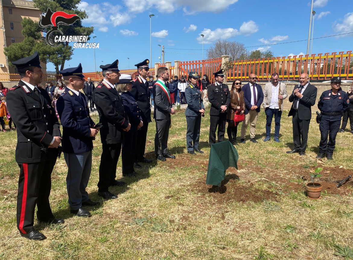 FLORIDIA (SR). PIANTUMAZIONE DELLA GEMMA DEL GIUDICE FALCONE PRESSO IL 1° ISTITUTO COMPRENSIVO “E. DE AMICIS” PLESSO GIUSEPPE FAVA.