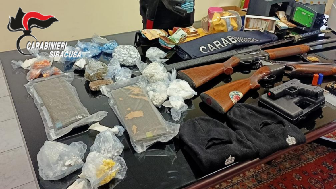 SIRACUSA.    DURO COLPO AL TRAFFICO DI STUPEFACENTI, BLITZ NELLA PIAZZA DI SPACCIO.  SEQUESTRATE ARMI, 3 KG DI DROGA E OLTRE 140 MILA EURO IN CONTANTI.