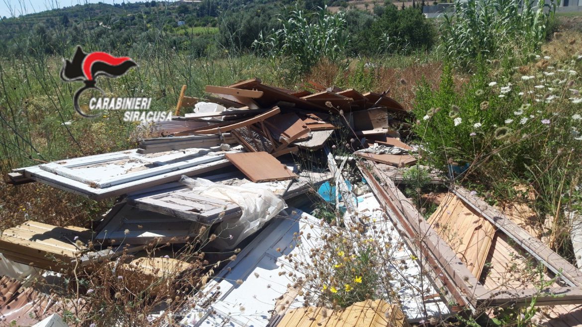 AVOLA (SR). DISCARICA ABUSIVA A CIELO APERTO. I CARABINIERI SEQUESTRANO L’AREA E DENUNCIANO DUE PERSONE.