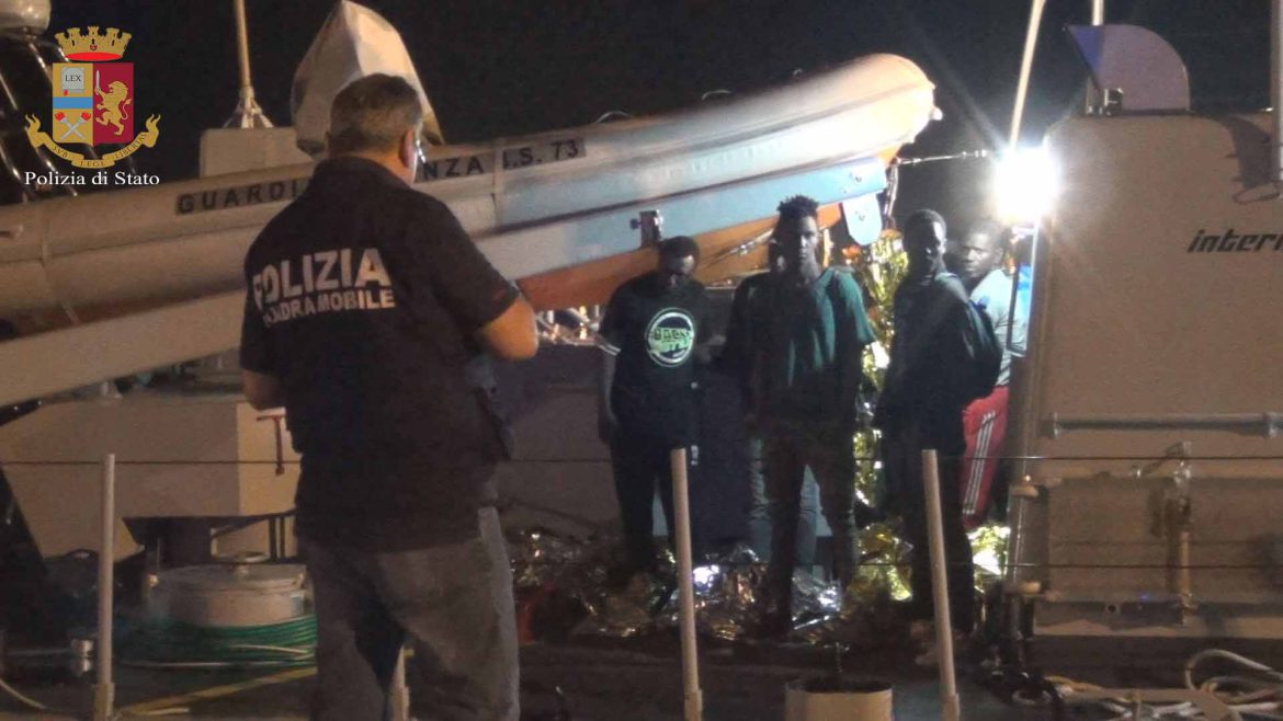 TERMINATO LO SBARCO DI 264 MIGRANTI AL PORTO DI POZZALLO.