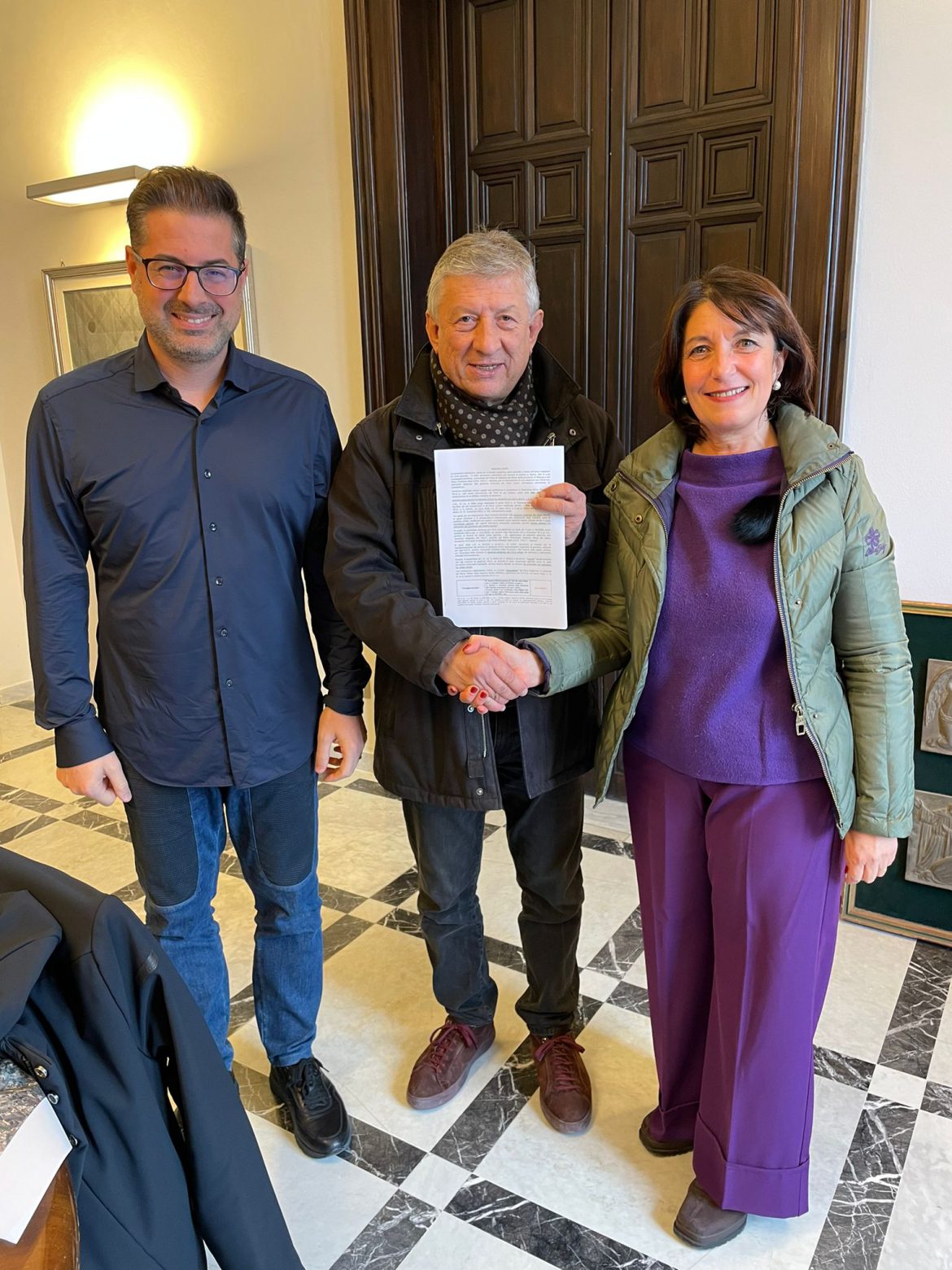 ISPICA – NO ALLA DISCARICA IN CONTRADA LANZAGALLO, IL COMITATO CONSEGNA AL SINDACO DI ISPICA UNA RELAZIONE TECNICA. IL CONSIGLIERE MONACA: “POTRA’ ESSERE USATA PER FORMALIZZARE IL RICORSO AL CGA CHE IL COMUNE PRESENTERA’ A BREVE”