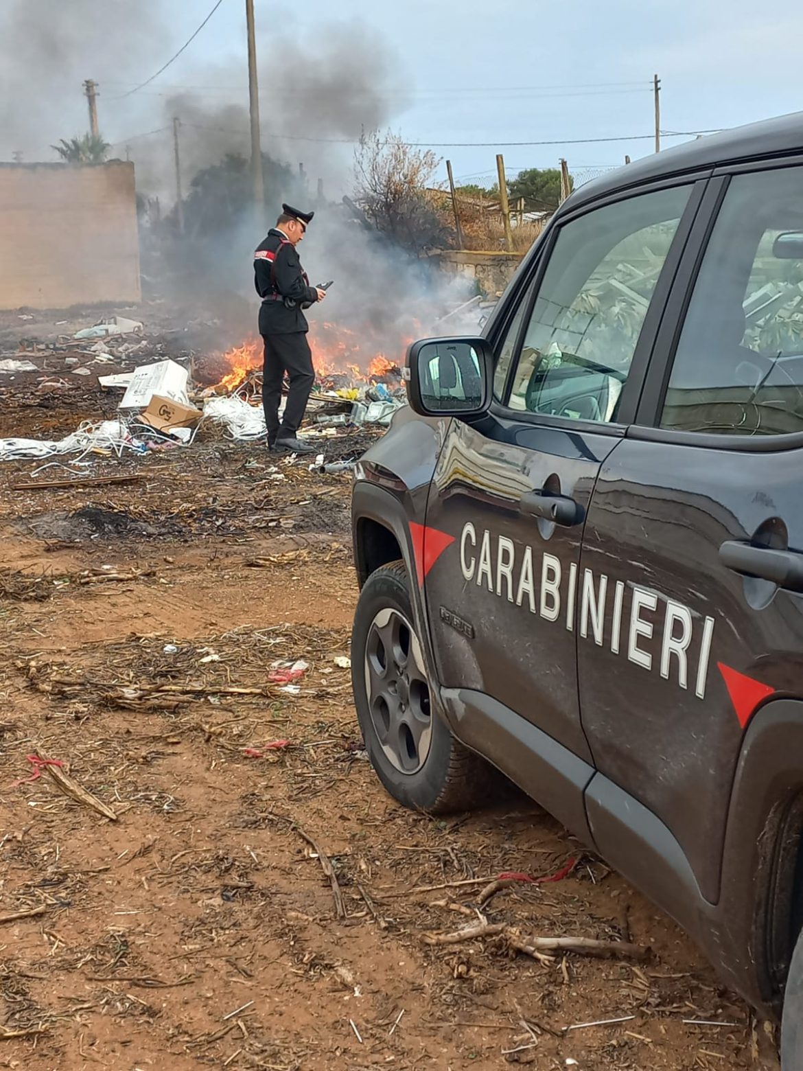 Denunciati dai Carabinieri tre amministratori di una cooperativa agricola sorpresi mentre incendiavano chili di rifiuti.Sequestrata l’area utilizzata per l’attività illecita.
