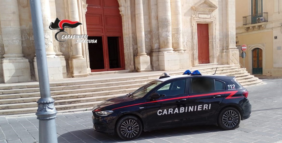 ROSOLINI – LANCIA PIETRE CONTRO I CARABINIERI PER SOTTRARSI AL CONTROLLO: ARRESTATO UN 26ENNE PER VIOLENZA E RESISTENZA A PUBBLICO UFFICIALE