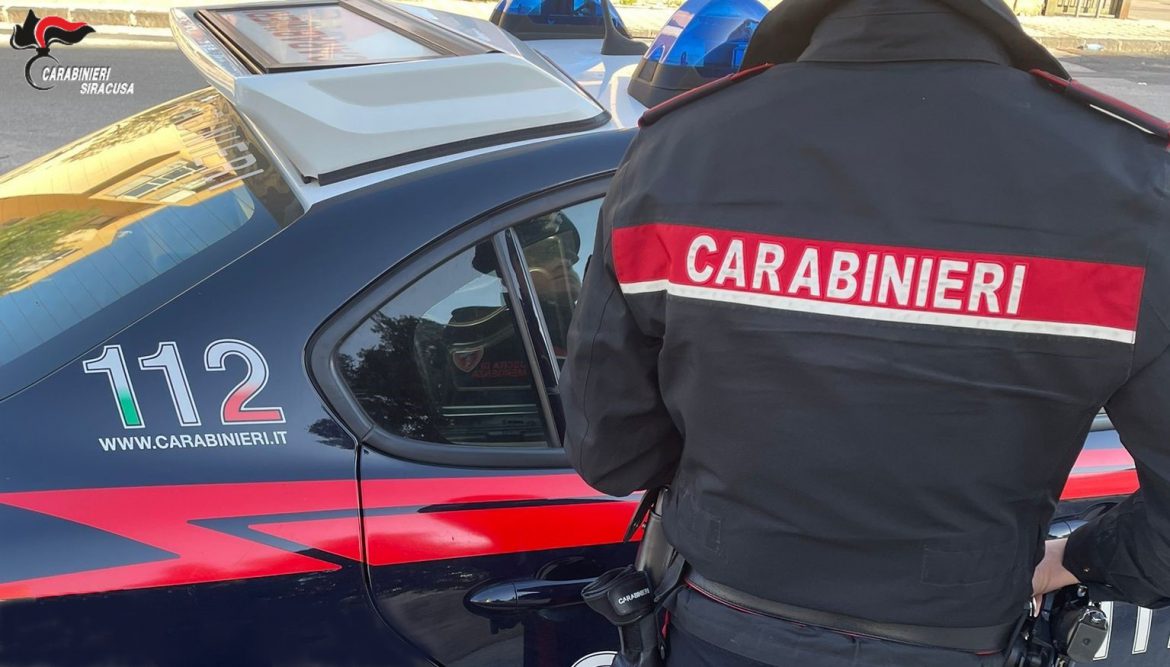 CARABINIERI SIRACUSA: DENUNCIATI DUE PREGIUDICATI PER EVASIONE E UN 22ENNE PER GUIDA SENZA PATENTE