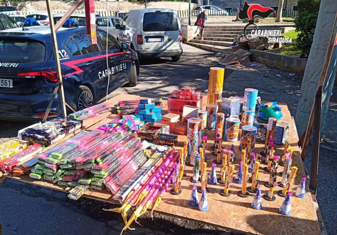 CARABINIERI SIRACUSA: TRE DENUNCE PER COMMERCIO ABUSIVO DI MATERIALE ESPLODENTE