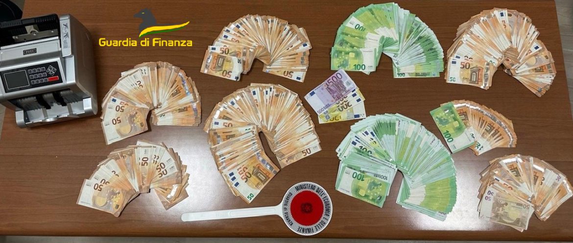 MODICA – Sequestrati dalla Guardia di Finanza ad una ditta di materiale ferroso somme di denaro,due autovetture ed una vespa piaggio