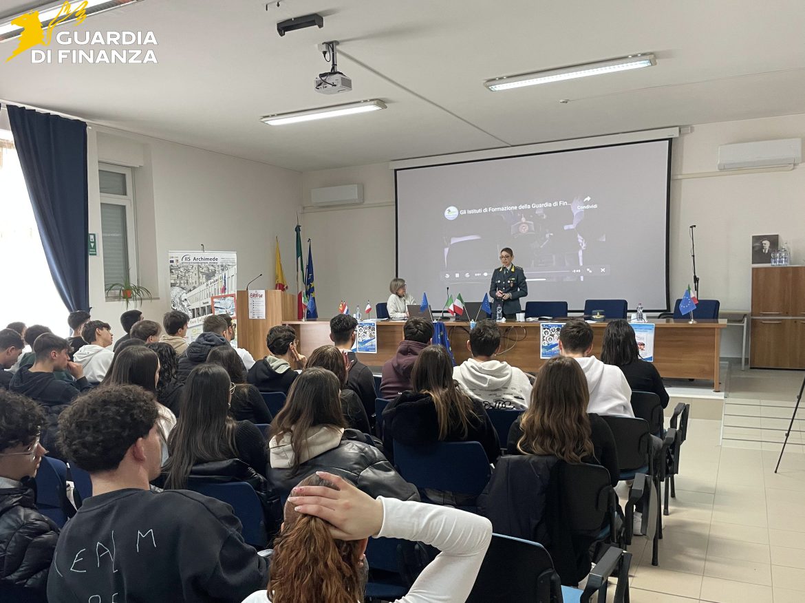 GdiF RAGUSA: LA GUARDIA DI FINANZA INCONTRA GLI ALUNNI DELLE SCUOLE DELLA PROVINCIA.