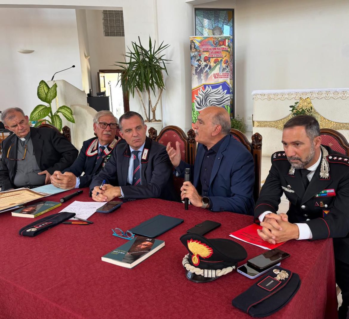 Rosolini, grande partecipazione alla presentazione del libro “Radici di Mafia” del Gen. C.A. Giuseppe Governale e alla cerimonia di consegna degli attestati dell’Associazione Nazionale Carabinieri