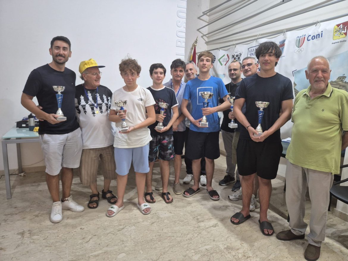Rosolini al centro dell’attività scacchistica regionale e nazionale con la seconda tappa del Gran Prix Interprovinciale Siracusa-Ragusa disputato il 26 luglio presso la Sala Cartia di via Roma. Un torneo che ha visto la partecipazione di 34 partecipanti provenienti da tutta la Sicilia, ma anche da Roma, La Spezia e dal Belgio.