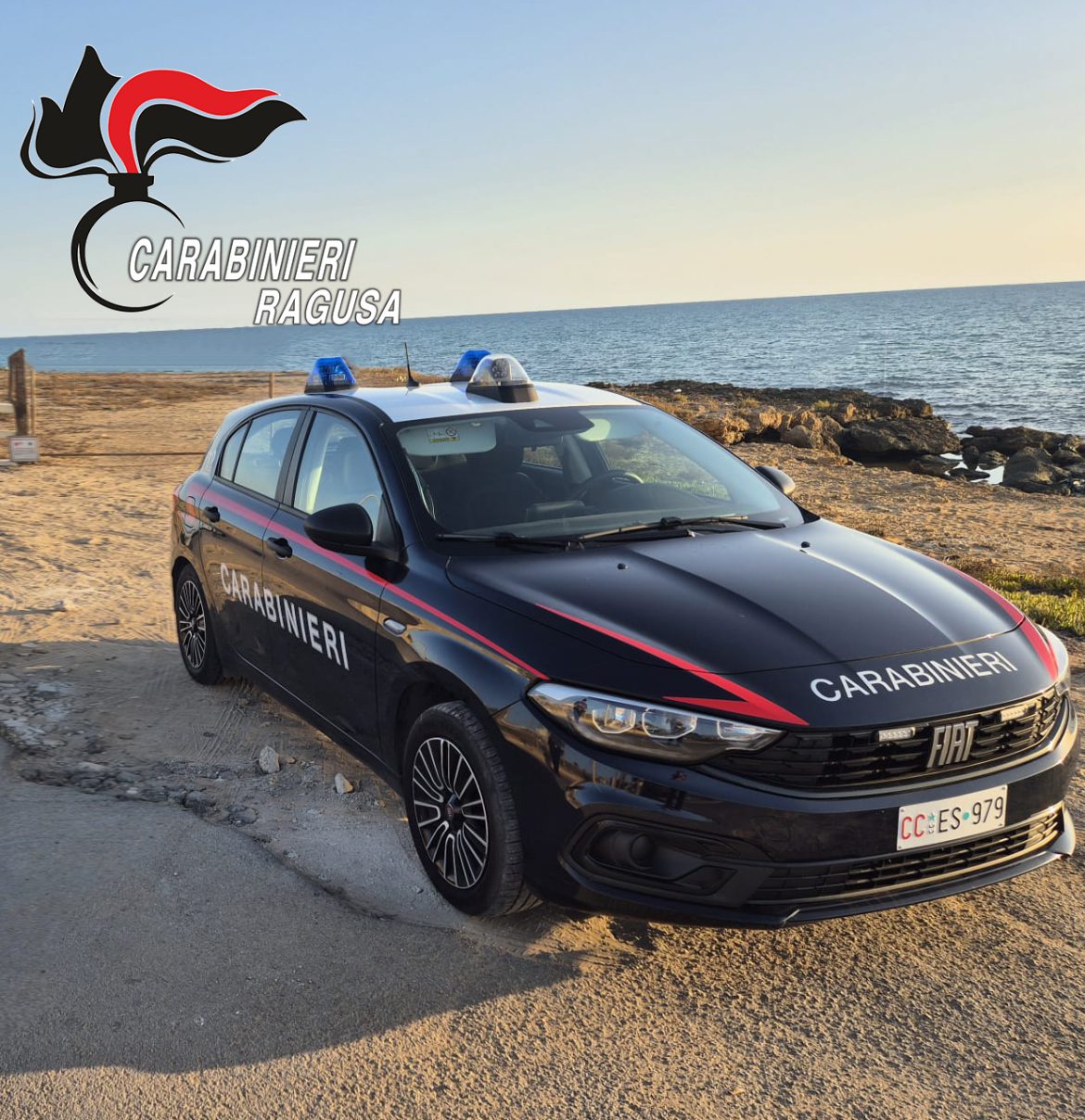 SCOGLITTI  Carabinieri denunciano due persone, per detenzione a fini di spaccio di stupefacenti e per detenzione di un coltello di genere vietato.