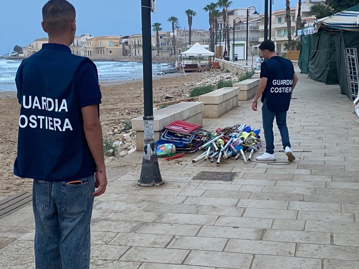 Guardia Costiera di Pozzallo: sequestrate oltre 100 attrezzature balneari lasciate stabilmente sull’arenile per “riservare” il posto e restituiti alla collettività circa 2.000 metri quadrati di arenile