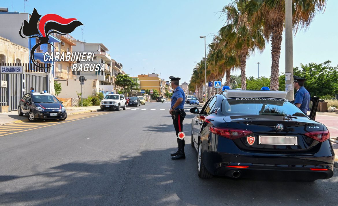 POZZALLO – MALTRATTA I GENITORI E AGGREDISCE I CARABINIERI CON UN TAGLIERINO: ARRESTATO